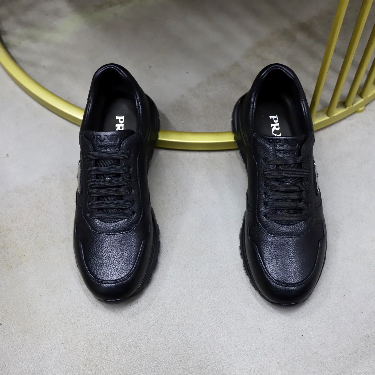 Factory price: 600💰Cow leather lining Brand: PRADA (Prada) Standard code: Men's size 38/44 (45 can be customized) Grade: Same as the official website Material: Original cowhide splicing imported cowhide lining Original combination two-color wear-resistant soft outsole Style category: Leisure and sports version Young fashion European and American trend British style Color: Real picture color